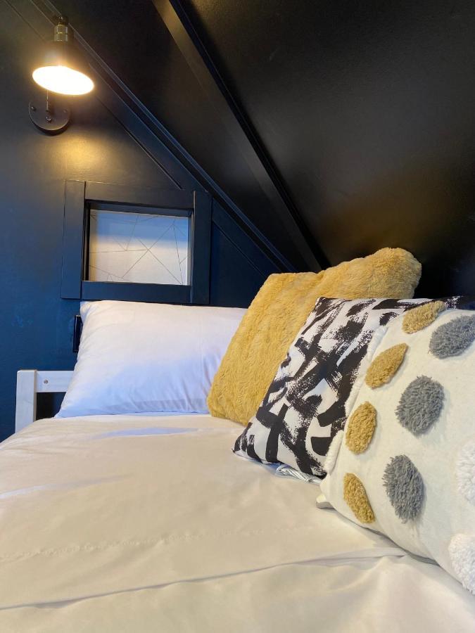 Stylish Downtown Kingsville Getaway With Putting Green, Firepit & Games Exterior photo
