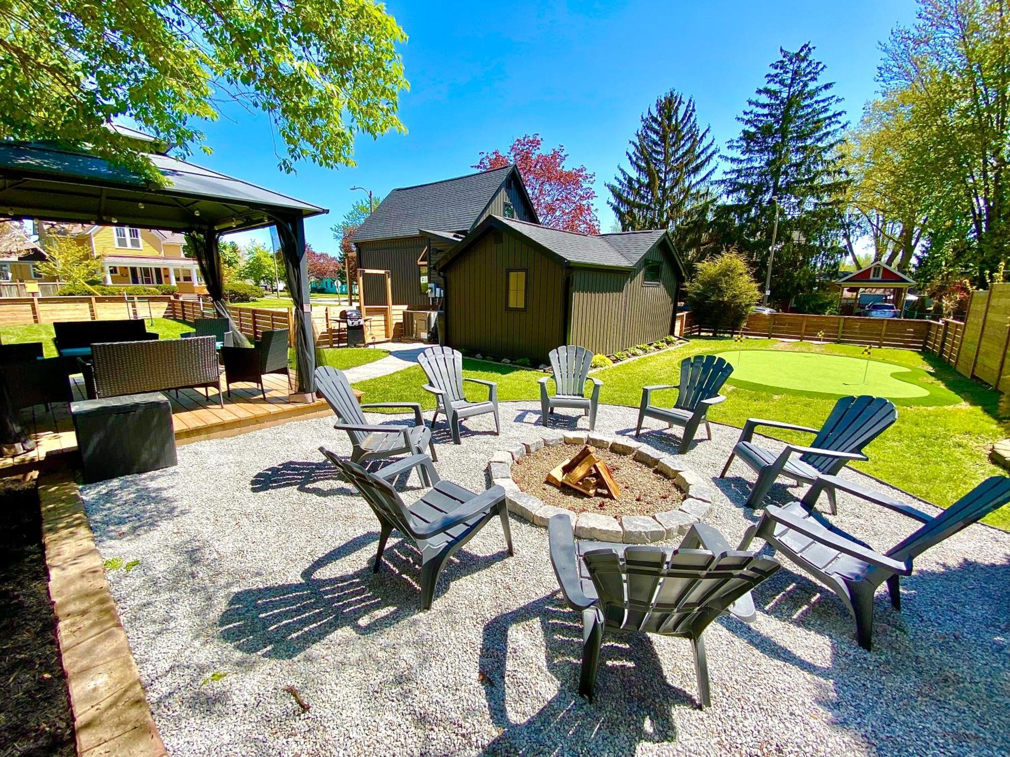 Stylish Downtown Kingsville Getaway With Putting Green, Firepit & Games Exterior photo